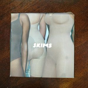 Skims Kim Kardashian Low back thong bodysuit Onyx S/M